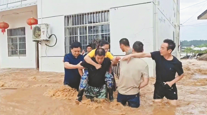 陽湖鎮(zhèn)黨員干部帶頭救助受災(zāi)群眾。 （屯溪區(qū)委組織部供圖）.jpg